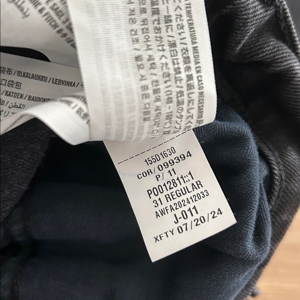 Like new - ABERCROMBIE & FITCH The 90’s Straight Mid-Rise Jean in Black - Picture 4 of 10